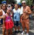 O casal Natália Cleto e André Cleto e os filhos aproveitaram o último dia de carnaval do Rio de Janeiro no desfile do Monobloco  Foto: Agência Brasil