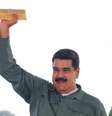 Nicolás Maduro segura barra de ouro durante reunião com setor de mineração   Foto: Agência Brasil