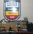 Maconha e armas apreendidas durante operação da polícia.  Foto: Divulgação/PMMG