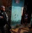 Militar durante operação na comunidade da Kelson's, no Rio  Foto: Reuters