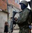 Militar do Exército nesta terça-feira na Favela Kelson's, na Penha, zona norte do Rio | Foto: Fernando Frazão/Ag. Brasil  Foto: BBC News Brasil