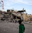 Criança caminha perto de construções destruídas por ataques na cidade de Douma; ONU pediu cessar-fogo para ajuda humanitária  Foto: Reuters / BBC News Brasil