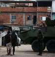 Membros das Forças Armadas patrulham favela durante operação contra violência no Rio 21/02/2017 REUTERS/Pilar Olivares  Foto: Reuters