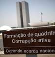 Placa de protesto contra a corrupção em frente ao Congresso, em Brasília 16/10/2017 REUTERS/Ueslei Marcelino  Foto: Reuters