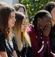 Estudantes homenageiam vítimas de massacre em escola em Parkland, na Flórida 15/02/2018. REUTERS/Jonathan Drake  Foto: Reuters