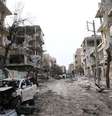 Prédios e carros danificados são vistos na cidade de Douma, em Ghouta Oriental, na Síria 25/02/2018 REUTERS/Bassam Khabieh  Foto: Reuters
