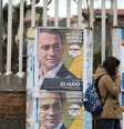 Mulher passa por cartazes de campanha eleitoral em Pomigliano D'Arco, na Itália 21/02/2018 REUTERS/Alessandro Bianchi  Foto: Reuters