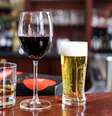 Diversos estudos já mapearam os efeitos do consumo moderado e excessivo de álcool para a saúde  Foto: Getty Images / BBC News Brasil