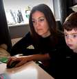 Shelley recebia telefonemas frequentes da escola onde o filho estudava, por causa de problemas disciplinares  Foto: BBC News Brasil