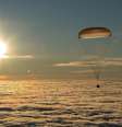 Capsula Soyuz abre o paraquedas após a reentrada na atmosfera da Terra  Foto: Reuters