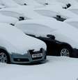 Carros ficam cobertos de neve em uma concessionária da Audi no Reino Unido  Foto: Reuters