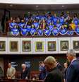 Estudantes do colégio Marjory Stoneman Douglas acompanham a votação da lei no Senado da Flórida  Foto: Reuters