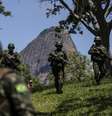 Com a intervenção, militares comandam a segurança pública no Estado do Rio de Janeiro  Foto: EPA / BBC News Brasil