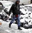 Homem passeia com cachorro durante nevasca em Nova York
07/03/2018 REUTERS/Lucas Jackson  Foto: Reuters