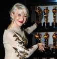 A atriz Hellen Mirren diante das estatuetas entregues na 90ª edição do Oscar.  Foto: Reprodução/Facebook @theacademy 