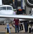 O deputado Paulo Maluf ao desembarcar de avião da Polícia Federal, em Brasília, onde está preso desde o fim do ano passado  Foto: Agência Brasil