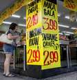 Consumidora compra frutas em mercado no Rio de Janeiro 09/05/2017 REUTERS/Ricardo Moraes   Foto: Reuters