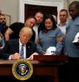 Trump assina regras sobre importação de aço e alumínio na Casa Branca  Foto: Reuters