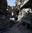 Homem passa por destroços de prédios na cidade de Douma, em Ghouta Oriental, na Síria 05/03/2018 REUTERS/Bassam Khabieh   Foto: Reuters