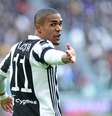 Douglas Costa elogiou o foco e a determinação do craque português nos treinamentos da Juventus   Foto: Reuters