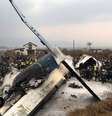 Equipes de resgate trabalham em avião que caiu no Nepal  Foto: Reuters