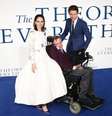 Atores Eddie Redmayne e Felicity Jones posam para foto com físico Stephen Hawking na estreia do filme "A Teoria de Tudo", em Londres 09/12/2014 REUTERS/Andrew Winning  Foto: Reuters