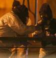 Membros dos serviços de emergência usam roupas de proteção perto do banco onde o ex-espião russo Sergei Skripal e sua filha Yulia foram encontrados envenenados em Salisbury, no Reino Unido
13/03/2018
REUTERS/Henry Nicholls  Foto: Reuters