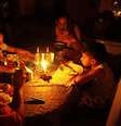 Lisney Albornoz e sua família usam velas para jantar em San Cristóbal
 14/3/2018    REUTERS/Carlos Eduardo Ramirez  Foto: Reuters