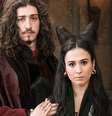 O rei Rodolfo (Johnny Massaro) e a rainha Lucrécia (Tatá Werneck) de ‘Deus Salve o Rei’: trama medieval ainda não despertou o mesmo interesse do suspense policial ‘Pega Pega’  Foto: Ramón Vasconcellos/TV Globo / Divulgação