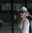 Katy Perry sorri ao notar que está sendo fotografada  Foto: AGNews / PurePeople