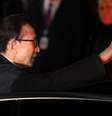 Lee Myung-bak acena ao entrar em carro em Seul
 22/3/2018   Jung Yeon-je/Pool via Reuters   Foto: Reuters