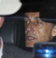 Ex-presidente francês Nikolas Sarkozy dentro de carro ao deixar custódia  Foto: DW / Deutsche Welle