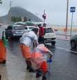 Homens trabalham para escoar bolsão d'água na Avenida Atlântica com Avenida Princesa Isabel, em Copacabana  Foto: Centro de Operações da Prefeitura do Rio/Divulgação