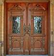 1. Portas de madeira são super clássicas e com muitos detalhes.  Foto: Viva Decora