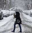 Mulher caminha em meio à neve em rua do Brooklyn, em Nova York  Foto: Reuters