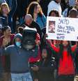 Manifestantes protestam contra a morte de homem negro desarmado pela polícia em Sacramento, Califórnia 22/03/2018 Kelley L Cox-USA TODAY Sports  Foto: Reuters