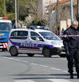 Policiais são vistos ao lado de supermercado onde homem mantinha reféns em Trèbes, na França  23/03/2018  LA VIE A TREBES/via REUTERS  Foto: Reuters
