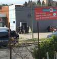 Policiais são vistos ao lado de supermercado onde homem mantinha reféns em Trèbes, na França  Foto: Reuters