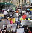 Milhares de manifestantes se reúnem no Central Park West em protesto pelo controle de armas nos Estados Unidos as armas  Foto: Agência Brasil