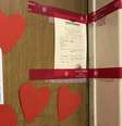 Fitas de isolamento colocadas na porta de apartamento de Mireille Knoll em Paris 27/03/2018  REUTERS/Clotaire Achi  Foto: Reuters