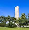 <p><strong>Cidade Universitária | Cidade Universitária | Linha 9-Esmeralda</strong></p><p>Inaugurada na década de 60, a <strong>Cidade Universitária Armando Salles de Oliveira</strong> é sede da Universidade de São Paulo e tem mais de oito mil metros quadrados, muitas áreas verdes e prédios das mais diversas formas arquitetônicas. Lá você pode encontrar a famosa Biblioteca Brasiliana Guita e José Mindlin, que guarda mais de 60 mil livros e documentos sobre o Brasil, além de museus, como o Museu de Arqueologia e Etnologia, o Museu Oceanográfico e o Museu de Geociências. Além de receber milhares de ciclistas e pessoas que vão a passeio, o campus também é famoso por sediar eventos como a corrida anual <em>Volta da USP</em>.</p>  Foto: Shutterstock / Guia da Semana