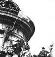 Jovens ocupam as estátuas (Paris, 1968)  Foto: Reprodução