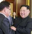 O líder norte-coreano Kim Jong-un (à dir.) poderia estar buscando reaproximação com China   Foto: Getty Images