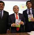 Os ministro Mendonça Filho (Educação) e Wagner Rosário (Transparência) e o desenhista Mauricio de Sousa lançam parceria  para incentivar o ensino de ética e cidadania na rede pública      Foto: Agência Brasil