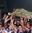 Jogadores do Corinthians erguem troféu do Paulista 2003  Foto: Gazeta Press