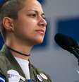 Filha de pai cubano, González foi chamada de comunista e defensora do governo Castro por usar uma jaqueta com a bandeira de Cuba em marcha antiarmas em Washington  Foto: EPA / BBC News Brasil