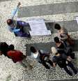 Pessoas observam lista de vagas de trabalho em São Paulo 09/01/2018 REUTERS/Paulo Whitaker  Foto: Reuters