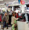 Consumidora faz compras em loja de departamento em Illinois, nos Estados Unidos 17/11/2017 REUTERS/Kamil Krzaczynski  Foto: Reuters