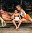 A repórter do ‘Vídeo Show’ com o marido e o filho: suporte familiar para se dedicar à carreira nas revistas e na TV  Foto: Divulgação