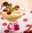 Mousse de leite em pó com framboesa  Foto: Shutterstock / TudoGostoso